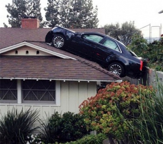 Ai đó có thể giải thích tại sao chiếc ô tô lại yên vị trên mái nhà như vậy được không?